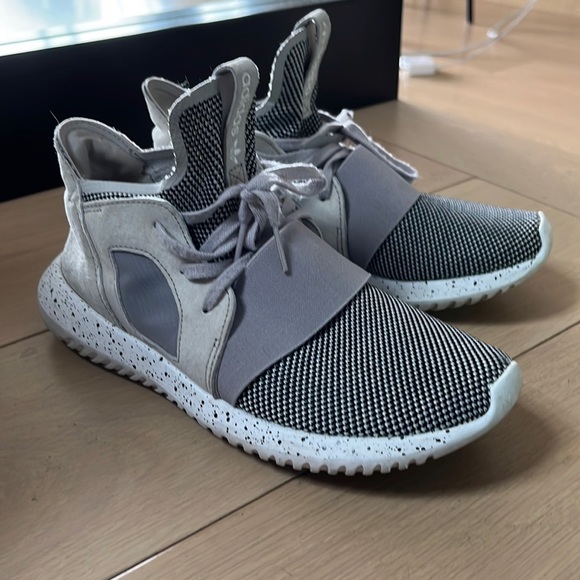 Adidas womens size 7 shoes - Picture 1 of 4